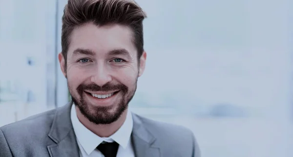 Ritratto di felice uomo d'affari sorridente, isolato su sfondo bianco — Foto Stock