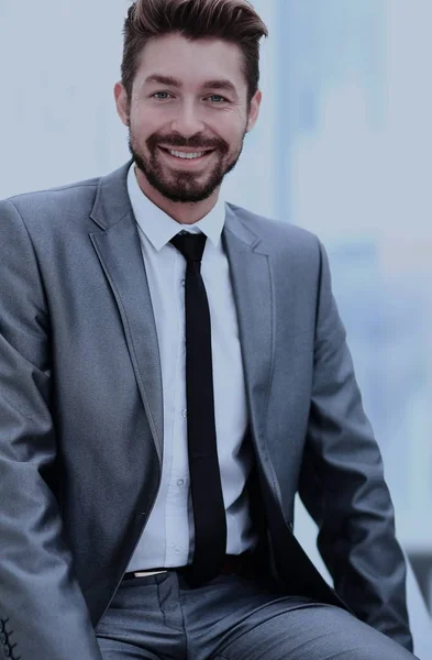 Портрет щасливого усміхненого бізнесмена, ізольованого на білому тлі — стокове фото