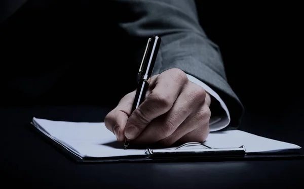 Businessmans hand med penna — Stockfoto