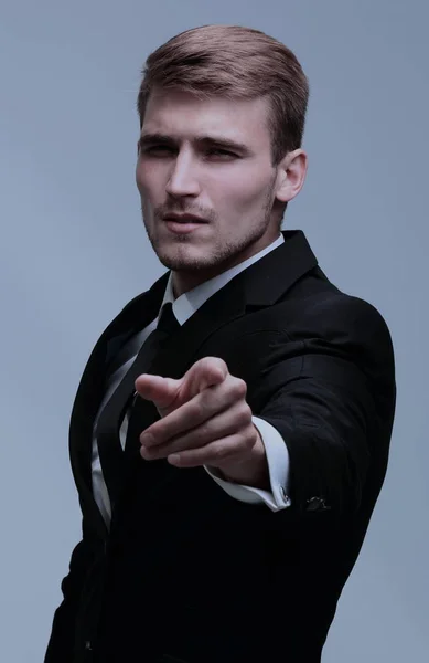 Портрет успешного бизнесмена, показывающего указательный палец — стоковое фото