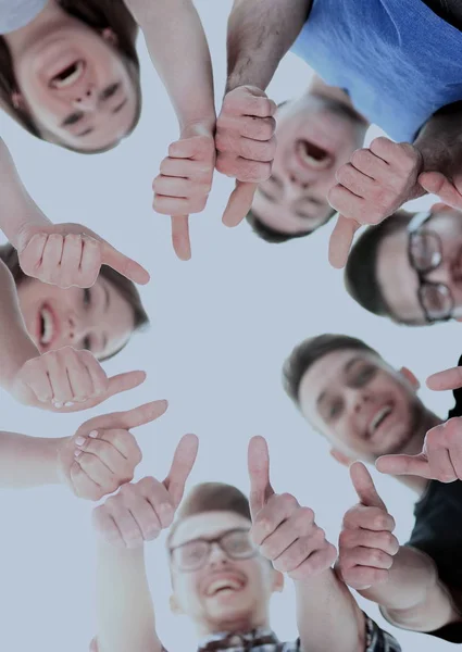 Concepto de amistad, juventud y gente - grupo de adolescentes sonrientes con las manos encima —  Fotos de Stock