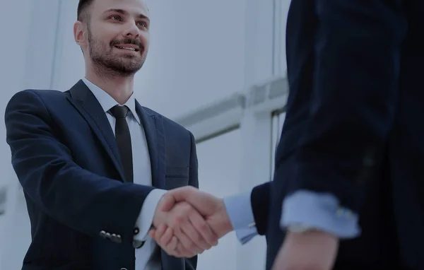 Handshake podnikatelé v úřadu — Stock fotografie