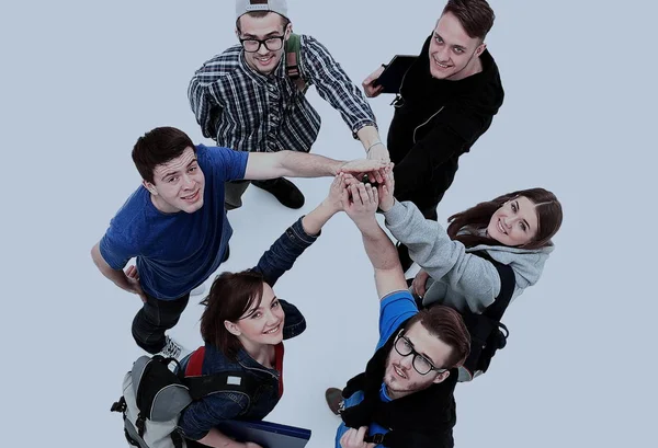Вид сверху на молодых людей, держащих руки вместе в кругу . — стоковое фото