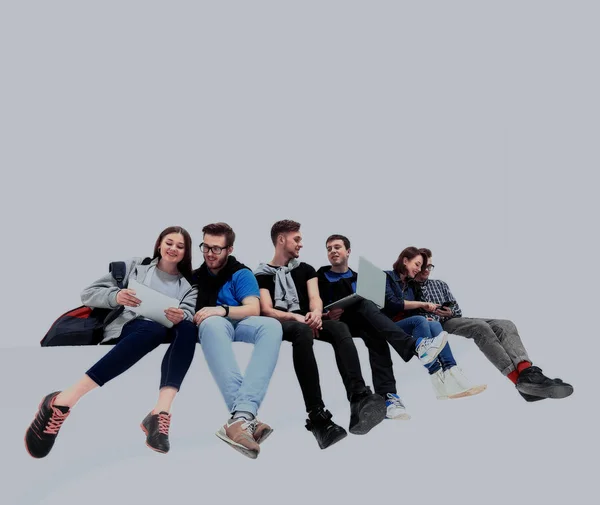 Группа сидящих на полу изолирована — стоковое фото