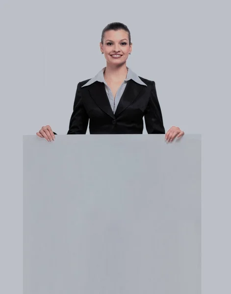 Feliz bela mulher de negócios mostrando área em branco para sinal ou c — Fotografia de Stock