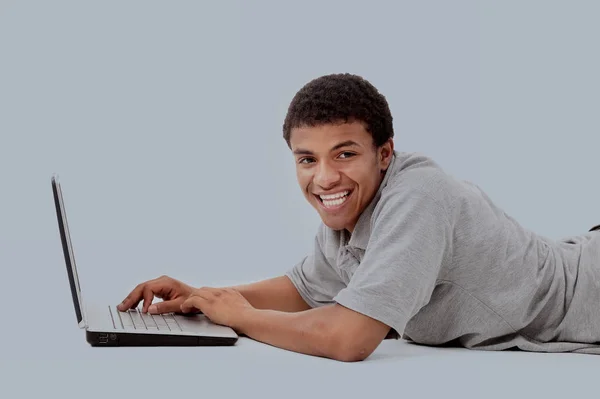 在笔记本电脑上工作的快乐男人 — 图库照片