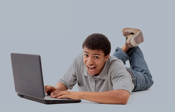 Jovem afro-americano trabalhando no laptop. — Fotografia de Stock