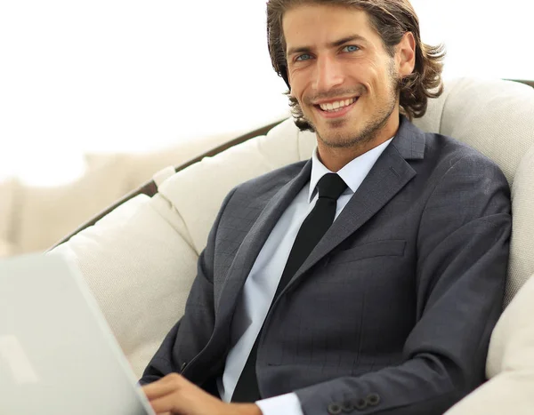 Крупный план улыбающейся деловой женщины, работающей с ноутбуком в гостиной . — стоковое фото