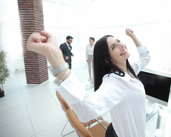 Exitosa mujer de negocios feliz sentado en el escritorio . —  Fotos de Stock