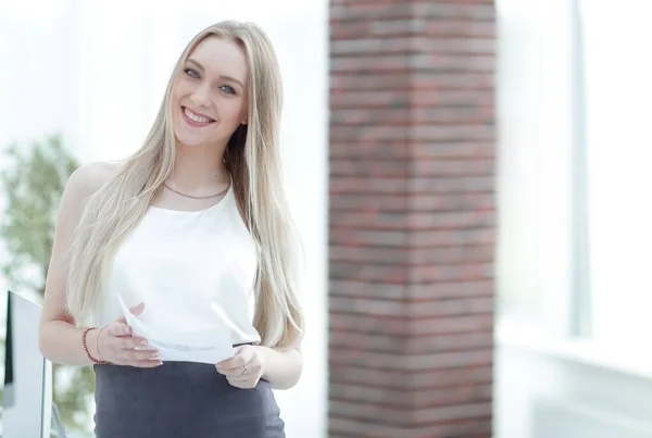 Retrato close-up de uma jovem mulher de negócios elegante . — Fotografia de Stock