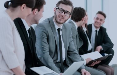 iş takım dizüstü bilgisayar ve lobi bef oturan belgeleri