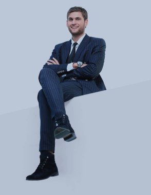 Mutlu işadamı bir afiş üzerinde oturan