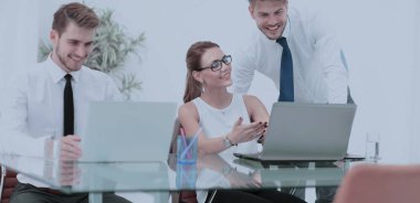 Portre fotoğraf genç iş yöneticileri yeni başlangıç p ile çalışma