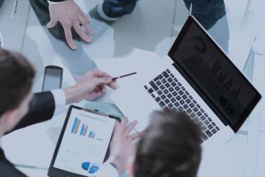 İş sırasında mali tartışırken meşgul insanlar fark grup