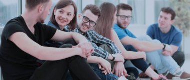 güzel kız üniversite öğrencisi fl üzerinde oturan arkadaş grubu