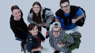 Üstten Görünüm. Kameraya bakarak mutlu gülümseyen genç grup.