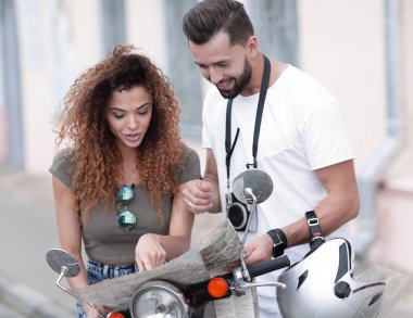 Scooter binmek. Güzel çift sürme scooter birlikte.