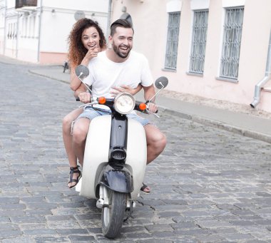 Mutlu çift retro motosiklet sürme tam uzunlukta yan görünüm