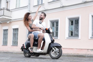 Mutlu çift retro motosiklet sürme tam uzunlukta yan görünüm