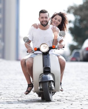 Güneşli bir günde bir şehir sürme mutlu genç Çift