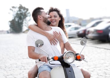 Güneşli bir günde bir şehir sürme mutlu genç Çift