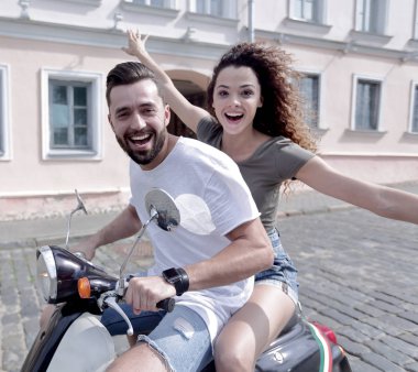 Genç çift bir scooter sürme ve having fun