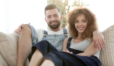 Genç çift kanepede oturan iş elbiseleri