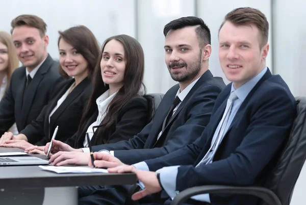 회의실에 있는 데스크에 앉아 있는 비지니스 팀 — 스톡 사진