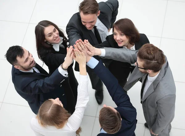 Zbliżenie. radosny zespół biznesowy ze złożonymi dłońmi — Zdjęcie stockowe
