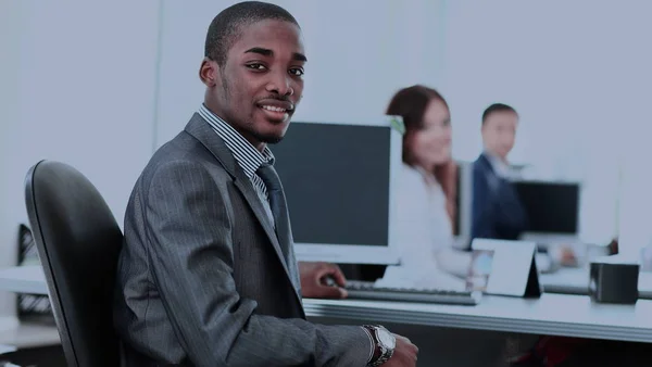 Портрет щасливого афроамериканського підприємця, який показує комп "ютерний ноутбук на посаді — стокове фото