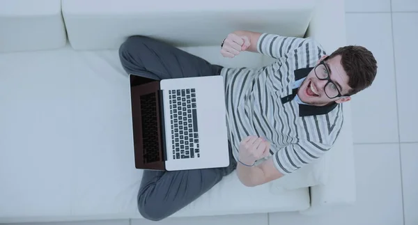 Jeune homme heureux utilisant son ordinateur portable, Gros plan . — Photo