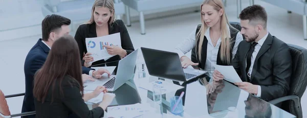 Mensen uit het bedrijfsleven samen aan tafel — Stockfoto