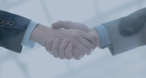 Zakenman schudden handen om een deal met zijn partner te verzegelen — Stockfoto