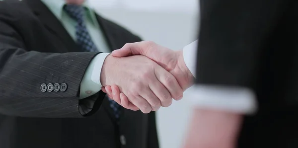 Closeup handshake jako znamení úspěšná spolupráce a int — Stock fotografie