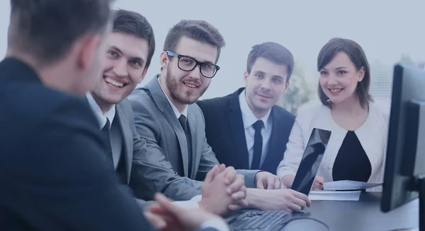Arbetsgrupp bestående av affärspartner som diskuterar idéer vid ett möte — Stockfoto