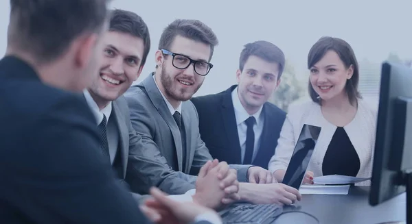 Gruppe von Geschäftspartnern diskutiert Ideen bei Treffen im Büro — Stockfoto