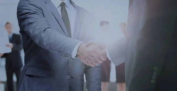 Homens de negócios a apertar a mão depois de um acordo. em um nascer do sol de fundo — Fotografia de Stock