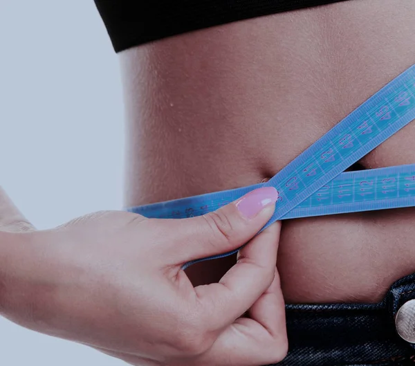 Mulher medindo a espessura de sua gordura . — Fotografia de Stock