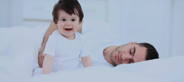 Father with his newborn , knocked down — Stock Photo, Image