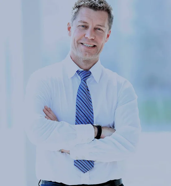 Retrato de feliz sorridente empresário em um escritório moderno — Fotografia de Stock