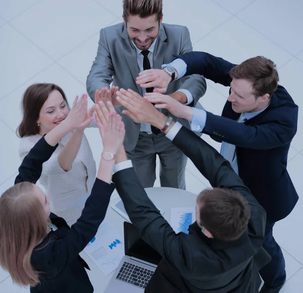 Close up vista superior de pessoas de negócios colocando as mãos juntas — Fotografia de Stock