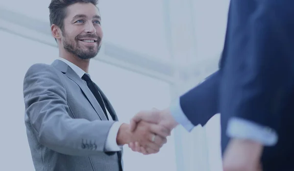 Compañeros de negocios sentados en una mesa durante una reunión con dos — Foto de Stock