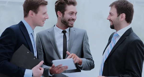 Equipo exitoso de compañeros de trabajo haciendo una gran discusión de la reunión en — Foto de Stock