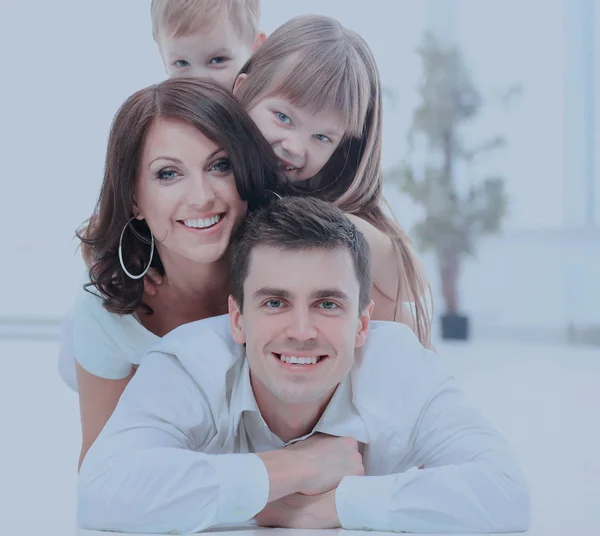 Usmívající se šťastná rodina — Stock fotografie