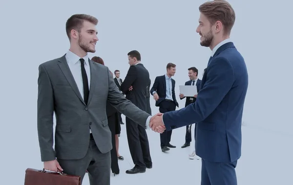 Dois homens de negócios fazendo acordo, seus colegas de pé perto — Fotografia de Stock