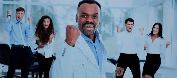 Retrato do grupo de negócios bem sucedido feliz no escritório — Fotografia de Stock