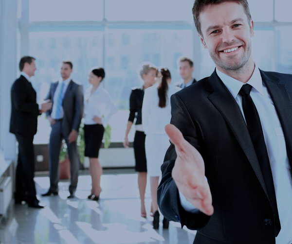 Портрет успешного бизнесмена, протягивающего руку
