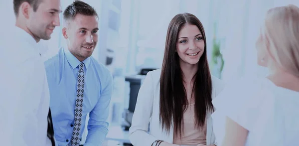 Geschäftstreffen - Manager bespricht Arbeit mit Kollegen — Stockfoto