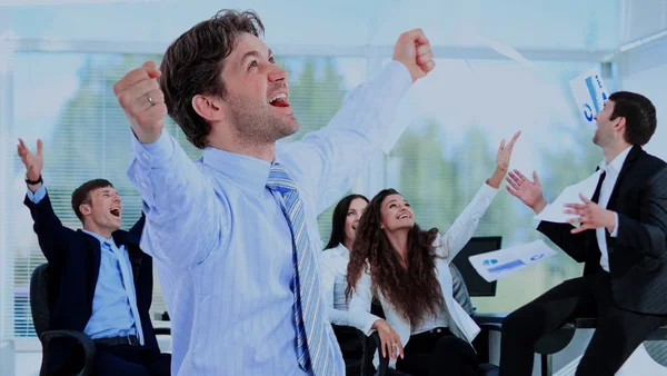 Porträt einer glücklichen erfolgreichen Unternehmensgruppe — Stockfoto