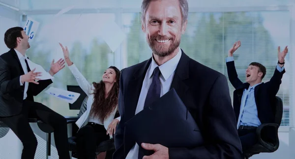 Šťastný podnikatel, stojící před jeho kolegové v kanceláři — Stock fotografie